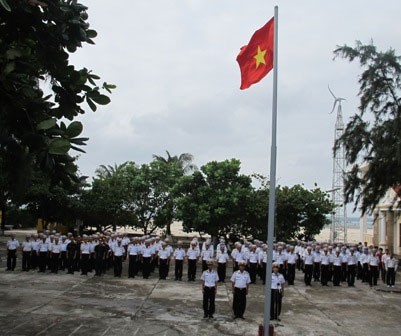 ពិធីគោរពទង់ជាតិដើមឆ្នាំថ្មីនៅប្រជុំកោះ Truong Sa - ảnh 1